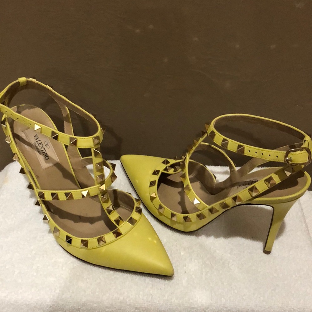Yellow rockstud T-strap Valentino heal size 37 1/2